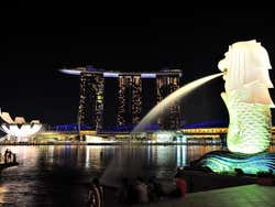 Merlion admirant Marina Bay